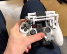 il controller PlayStation stampato in 3D permette di giocare con una sola mano per PS4 e PS5