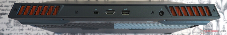Sul retro: USB-C 3.2 Gen 2 incl. DisplayPort, HDMI 2.1, USB-A 3.2 Gen 1, ingresso di alimentazione