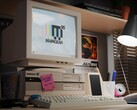 Il PC da gioco precostruito Maingear Retro95 su un desktop (Fonte: Maingear PR)