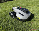 Mammotion Yuka Mini è uno dei migliori tosaerba robot wireless per piccoli giardini. (Fonte: Marcus Schwarten / Notebookcheck)