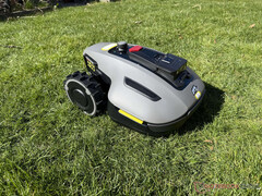 Mammotion Yuka Mini è uno dei migliori tosaerba robot wireless per piccoli giardini. (Fonte: Marcus Schwarten / Notebookcheck)