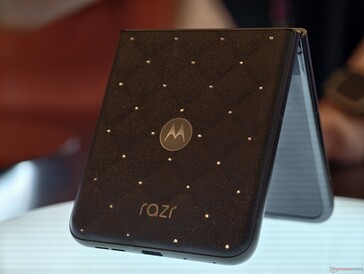 Motorola Razr 70 con cristalli Swarovski sul retro
