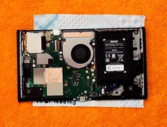 Il sistema di raffreddamento di Nintendo Switch 2 comprende una piccola ventola e una heatpipe in rame (Fonte: ProModding, YouTube)