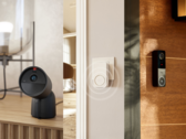 Da sinistra a destra (nella foto), la telecamera cablata Philips Hue Secure 2K, Hue Smart Chime e il campanello video cablato Hue Secure. (Fonte immagine: Philips - Edited)