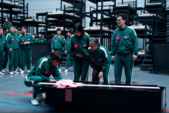 La morte non è mai stata così impersonale in Squid Game; nella Stagione 3, persino il dolore diventa un rituale, avvolto nel rosa e sepolto nel silenzio. (Fonte immagine: Netflix)