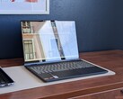 2026 IdeaPad 5 2-in-1 15 con il suo touchscreen molto lucido e riflettente
