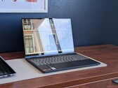 2026 IdeaPad 5 2-in-1 15 con il suo touchscreen molto lucido e riflettente