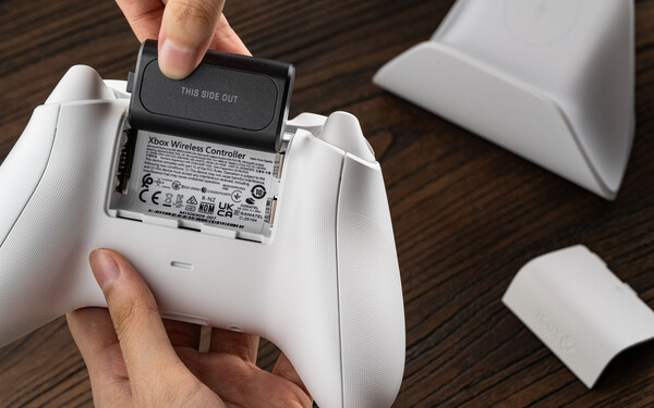 La Ultimate Charging Dock per controller Xbox include una batteria con ricarica wireless.