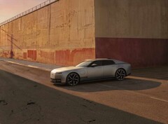 Jaguar Type 01 EV al sole della sera davanti a un alto muro