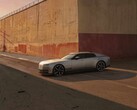Jaguar Type 01 EV al sole della sera davanti a un alto muro