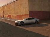 Jaguar Type 01 EV al sole della sera davanti a un alto muro