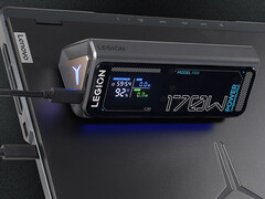 Il power bank PB9 da 170 W di Legion costa circa 82 dollari in Cina. Nell’immagine: una foto promozionale del caricabatterie portatile appoggiato su un laptop.