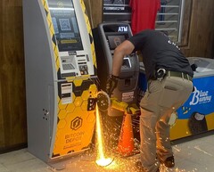 Un agente di polizia che taglia il bancomat Bitcoin con una sega abrasiva portatile (Fonte immagine: Ufficio dello sceriffo della contea di Jasper via Facebook; ritagliato)