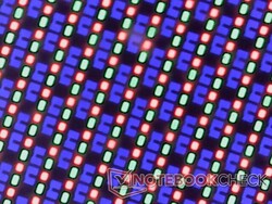 Array di subpixel OLED nitido con granulosità minima