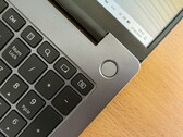 Computer portatile Windows seduto sopra un tavolo di legno (Fonte: Andrey Matveev - Unsplash)
