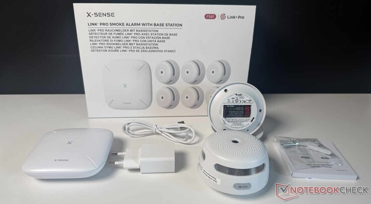 Contenuto della confezione dell'X-Sense XS01-M (FS61) — si noti che nell'immagine sono raffigurati solo due dei sei rilevatori di fumo.