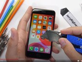 JerryRigEverything alle prese con il display di iPhone SE 2020