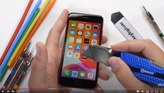 JerryRigEverything alle prese con il display di iPhone SE 2020