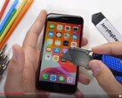 JerryRigEverything alle prese con il display di iPhone SE 2020