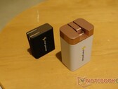 I caricabatterie Omega da 100W (sinistra) e 200W (destra).