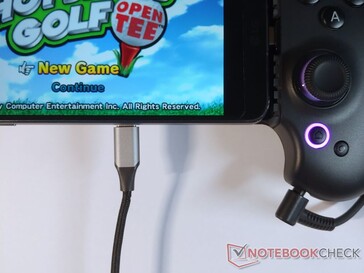 La porta USB-C consente la ricarica pass-through dei dispositivi agganciati, per un gioco ininterrotto. (Fonte: Notebookcheck)