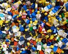 Un'immagine che mostra molti LEGO sul pavimento. (Fonte: Regenwolke0 - Pixabay)