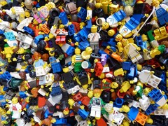 Un&#039;immagine che mostra molti LEGO sul pavimento. (Fonte: Regenwolke0 - Pixabay)