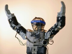 Un robot umanoide con le braccia in aria (Fonte immagine: Adam Lukomski via Unsplash; ritagliato)