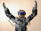 Un robot umanoide con le braccia in aria (Fonte immagine: Adam Lukomski via Unsplash; ritagliato)