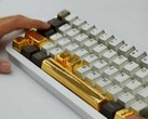Una tastiera Insta360 con la barra spaziatrice coperta da un tappo d'oro (Fonte: Sohu)