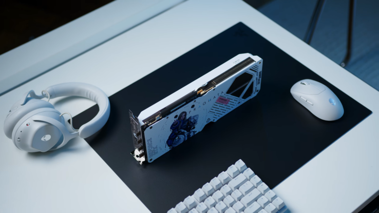 Configurazione completamente bianca con Zotac RTX 5070 AMP Pragmata Limited Edition e periferiche Alienware.