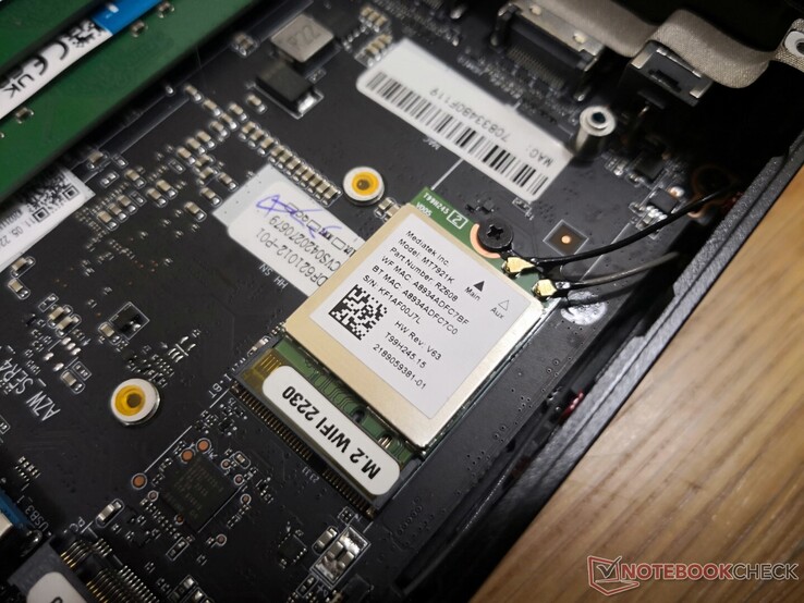 Il modulo rimovibile M.2 WLAN si trova sotto l'SSD primario M.2. Il SER4 è uno dei primi mini PC a portare il Wi-Fi 6E MediaTek RZ608 per essere un enorme aggiornamento rispetto al 7265 Intel nel SER3
