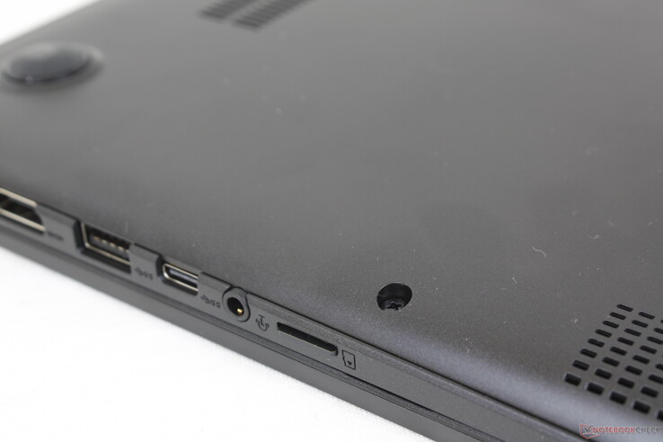 La scheda MicroSD inserita è quasi a filo con il bordo