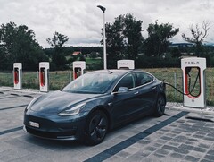 Parcheggiare una Tesla Model 3 in un posto Supercharger di solito significa che l&#039;auto elettrica deve essere ricaricata (Immagine: Dario)