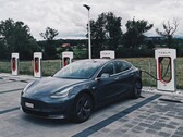 Parcheggiare una Tesla Model 3 in un posto Supercharger di solito significa che l'auto elettrica deve essere ricaricata (Immagine: Dario)