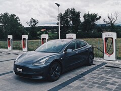 Parcheggiare una Tesla Model 3 in un posto Supercharger di solito significa che l'auto elettrica deve essere ricaricata (Immagine: Dario)