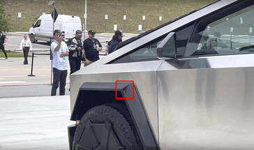 Nel vano ruota anteriore è nascosta una telecamera posteriore che sostituisce gli specchietti laterali. (Fonte: Farzad Mesbahi su YouTube)