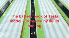 Il raffreddamento della cella 2170 di Tesla scorre attraverso il pacco batterie (immagine: Charles/X)