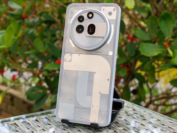 Il Nothing Phone (4a) Pro avrà il supporto eSIM come il Phone (3a) Pro (nella foto). (Fonte: Notebookcheck)