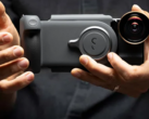 La Shiftcam ProGrip equipaggiata con un accessorio opzionale per l'obiettivo. (Fonte: Shiftcam)