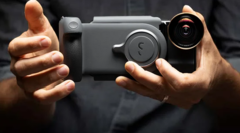 La Shiftcam ProGrip equipaggiata con un accessorio opzionale per l&#039;obiettivo. (Fonte: Shiftcam)