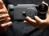 La Shiftcam ProGrip equipaggiata con un accessorio opzionale per l'obiettivo. (Fonte: Shiftcam)