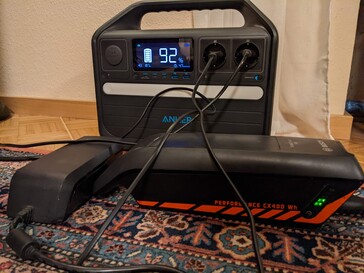 Il Powerhouse ricarica facilmente la batteria di una e-bike con l'energia solare e contemporaneamente fa funzionare il televisore e la chiavetta per lo streaming