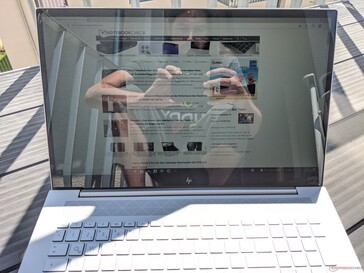 Utilizzo dell'HP Envy 17 cg1356ng all'aperto (sole da dietro il portatile)