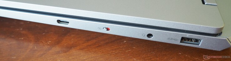 Lato destro: USB-C 3.2 Gen 2 (incl. Power Delivery e DisplayPort), otturatore della webcam, audio, USB-A 3.2 Gen 1