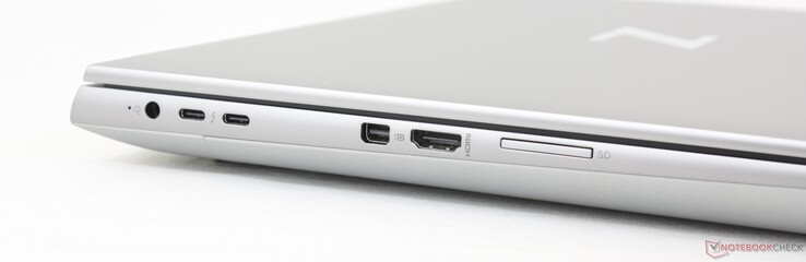 A sinistra: adattatore AC, 2x USB-C 3.2 Gen. 2 con Thunderbolt 4 + DisplayPort 1.4 + DisplayPort 1.4, mini-DisplayPort 1.4, HDMI 2.1, lettore di schede SD. Si noti che le porte USB-C e dell'adattatore AC sono molto strette