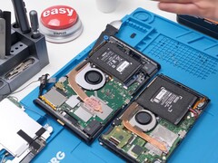 La vista di Nintendo Switch 2 mostra i componenti interni, tra cui la batteria, la ventola e la scheda madre (fonte: Phone Repair Guru su YouTube)
