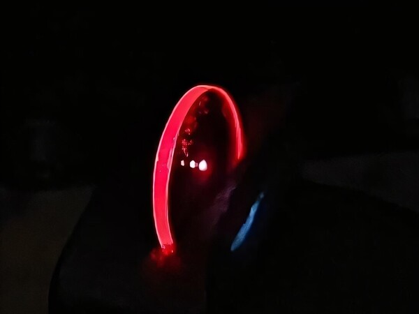 Un film sottile emette luce rossa dallo stato eccitato del doppietto radicale. (Fonte dell'immagine: Biwen Li/Cavendish Laboratory, Università di Cambridge; ritagliata)