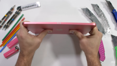L'iPad 10 può sopravvivere? (Fonte: JerryRigEverything via YouTube)