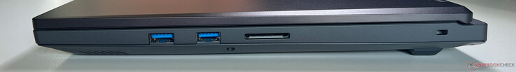 A destra: 2x USB-A 3.2 Gen 1 (5 GBit/s), lettore di schede SD, Kensington Nano Saver Lock